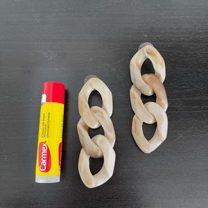 Bauble bar resin cream chain earrings.